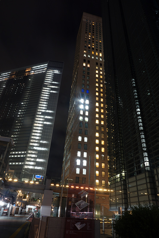無料画像素材
都会の高層ビルの夜景　シオサイト13