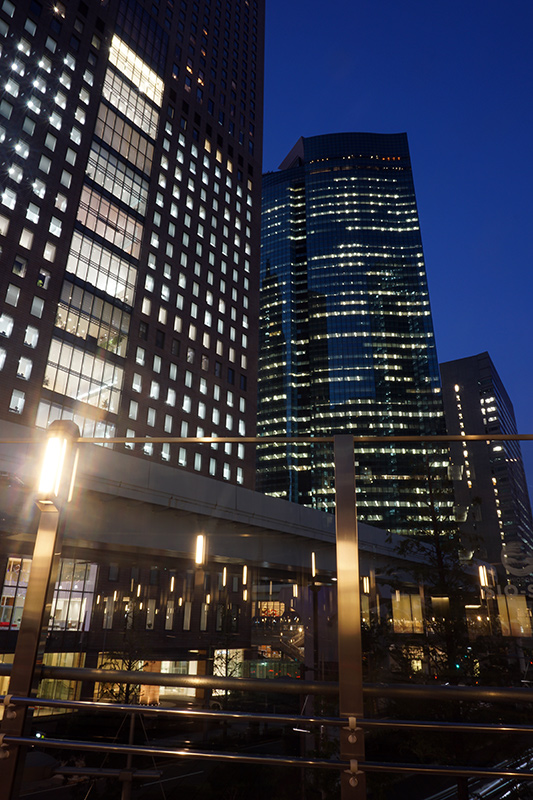 無料画像素材
都会の高層ビルの夜景　シオサイト3